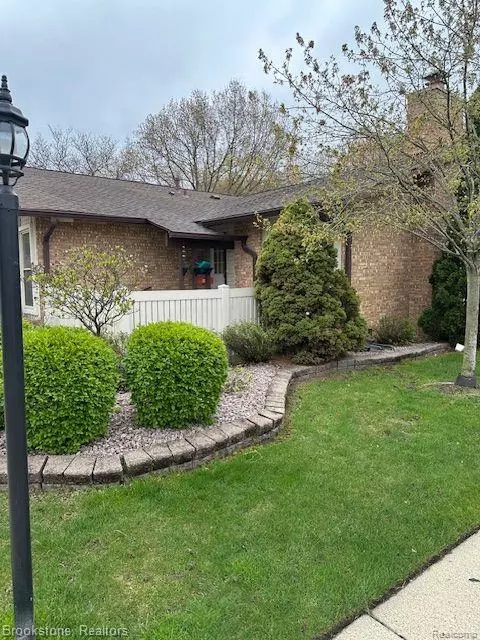 37610 Barkridge Cir, Westland, MI 48185