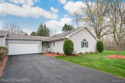 11715 Hawthorne Glen Dr, Grand Blanc, MI 48439