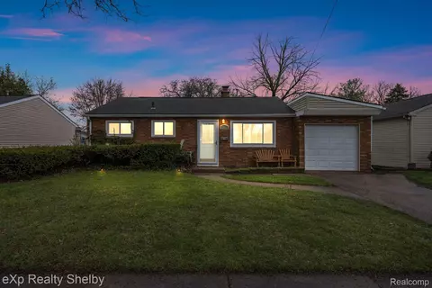 22611 Detour St, Saint Clair Shores, MI 48082