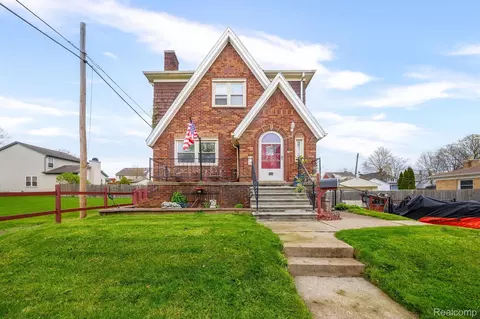 174 Sullivan St, Wyandotte, MI 48192
