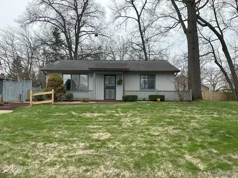 3087 Torrey Beach Dr, Fenton, MI 48430
