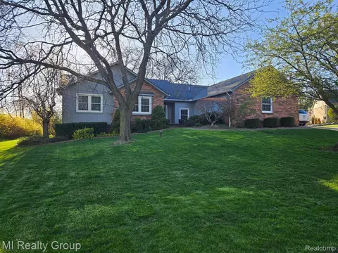 68749 Knollwood Crt Ct, Washington, MI 48095