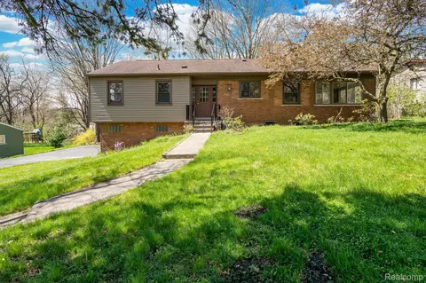 2700 Colonial Way, Bloomfield Hills, MI 48304