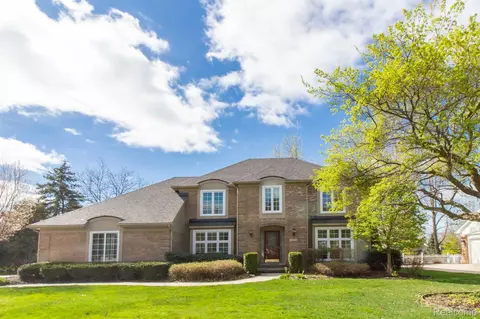 1275 Country Dr, Troy, MI 48098