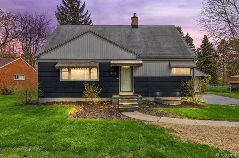 2915 Otsego Rd, Waterford, MI 48328