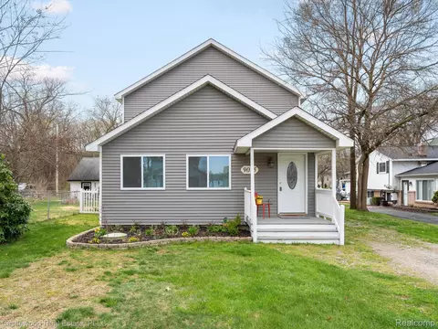 9015 Gittins St, Commerce, MI 48382