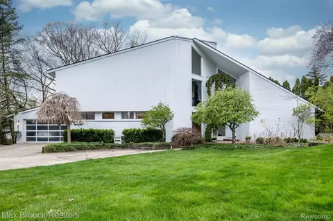 4818 S Knoll Crt Ct, West Bloomfield, MI 48323