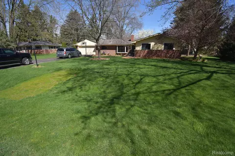 141 Nesbit Ln, Rochester Hills, MI 48309