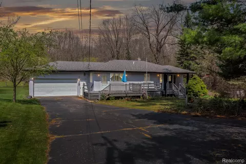 9540 Cherrywood Rd, Springfield, MI 48348
