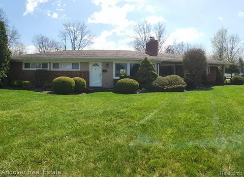 30561 Hoy St, Livonia, MI 48154