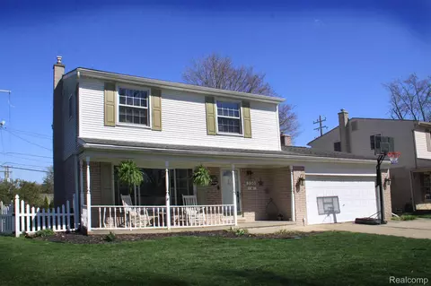 350 N Manitou Ave, Clawson, MI 48017