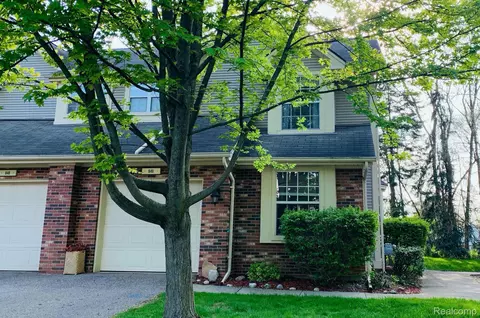 846 Whisperwood Trl, Fenton, MI 48430
