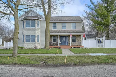 27 Park St, Oxford, MI 48371