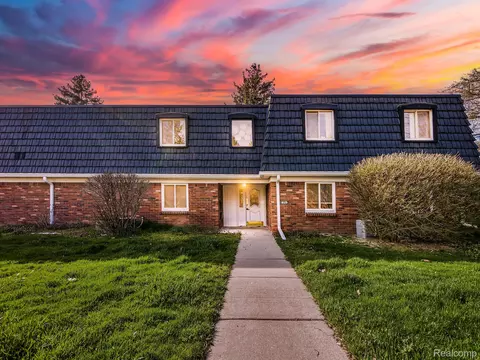 1850 Colonial Village Way #3, Waterford, MI 48328