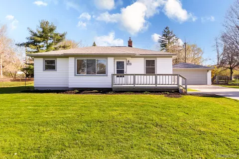 6171 Adamson Dr, Waterford, MI 48329