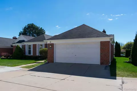 37808 Maple Cir W, Clinton Township, MI 48036