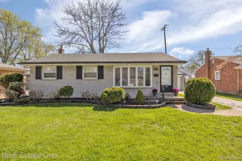 21604 Lakeshire St, Saint Clair Shores, MI 48081