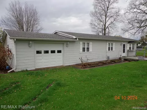 3827 Green Hills Dr, Pinckney, MI 48169