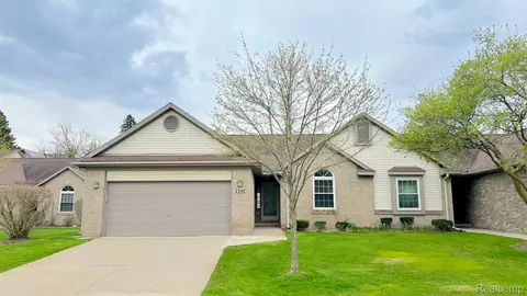 2242 Meadow Brk, Commerce, MI 48390