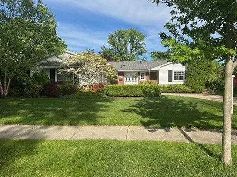 1639 Boxford St, Trenton, MI 48183