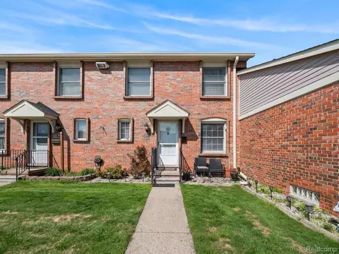 20123 Great Oaks Cir N, Clinton Township, MI 48036