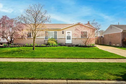 15955 Flanders St, Southgate, MI 48195