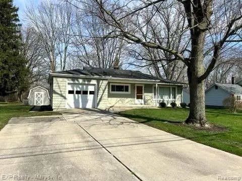 637 Michigan Ave, Marysville, MI 48040