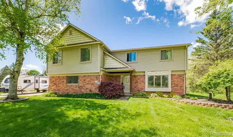 6733 Ridgewood Rd, Springfield, MI 48346