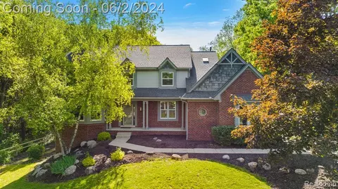 275 Indian Trl, Lake Orion, MI 48362