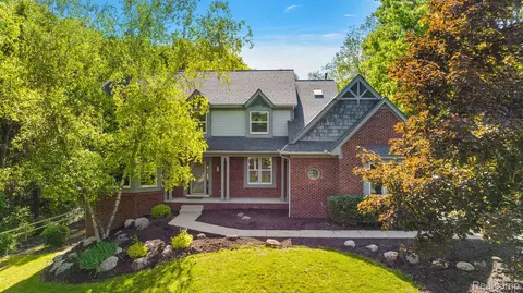 275 Indian Trl, Orion, MI 48362