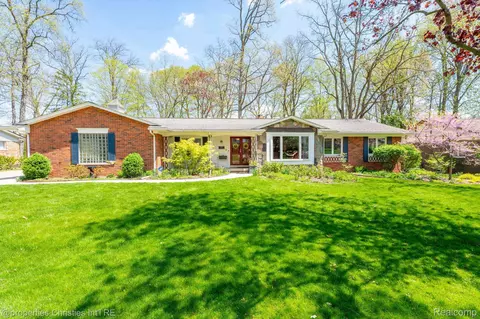 5753 Cherry Crest Dr, West Bloomfield, MI 48322