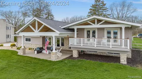 23772 E River Rd, Grosse Ile, MI 48138