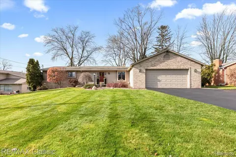 5111 Surfwood Dr, Commerce, MI 48382
