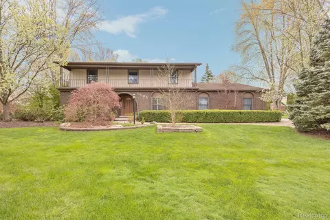 4601 Fairway Rdg, West Bloomfield, MI 48323