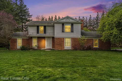 7230 Mohansic Dr, Bloomfield Hills, MI 48301