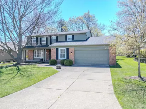 541 Augusta Dr, Rochester Hills, MI 48309