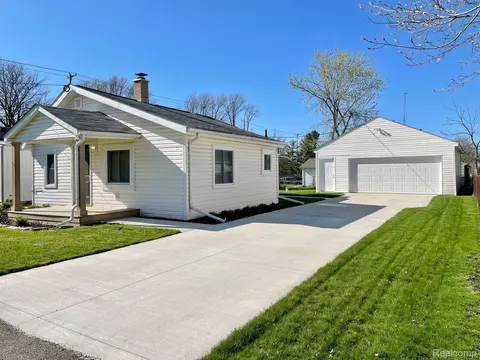 1080 W Buder Ave, Flint, MI 48507