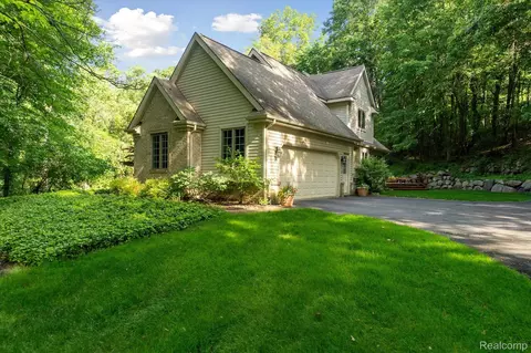 8894 Autumnglo Dr, Springfield, MI 48348