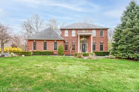 9618 Sheltering Oaks Dr, Brighton, MI 48114