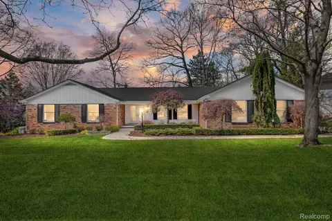 5192 Hollow Crt Ct, Bloomfield Township, MI 48302