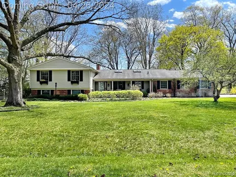 270 Lonesome Oak, Rochester, MI 48306