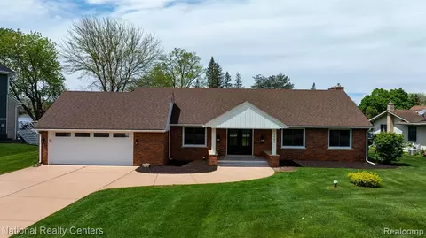 4563 Ravinewood Dr, Commerce Twp, MI 48382