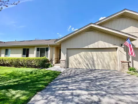 1807 Hunters Ln #17, Lake Orion, MI 48360