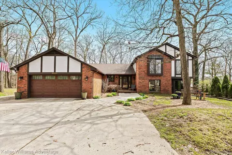 9030 Hillview Dr, Green Oak, MI 48178