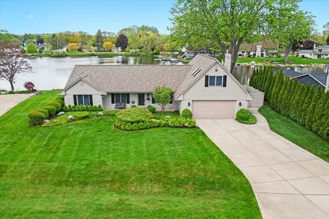 4977 Wavewood Dr, Commerce, MI 48382
