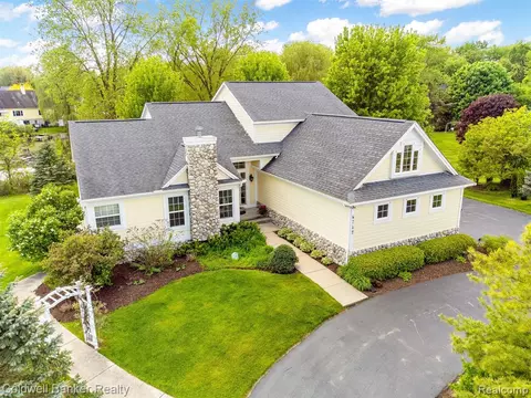 6742 Canterbury Ln, Clarkston, MI 48348