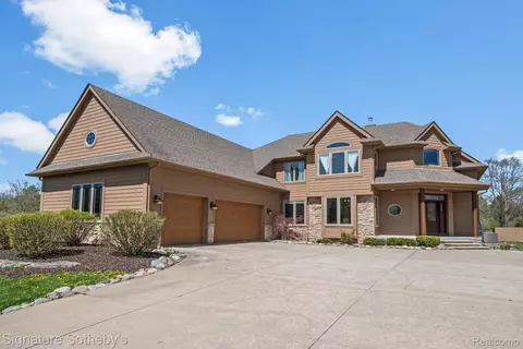 12479 Ridgecrest Ln, Brighton, MI 48380