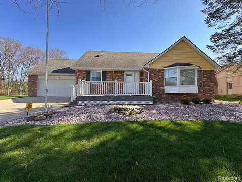 2526 Costa Mesa Rd, Waterford, MI 48329