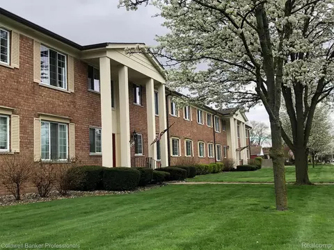 22866 E 9 Mile Rd #19, Saint Clair Shores, MI 48080