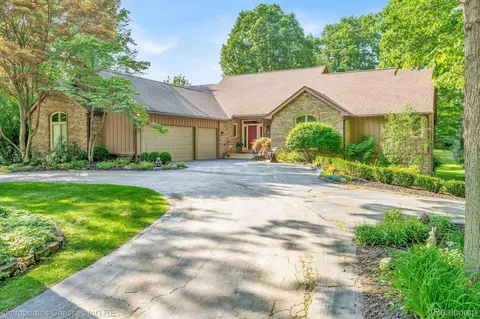 5641 Sussex Dr, Troy, MI 48098
